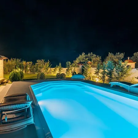 Aphrodite With Private Pool In * Kamena Vourla