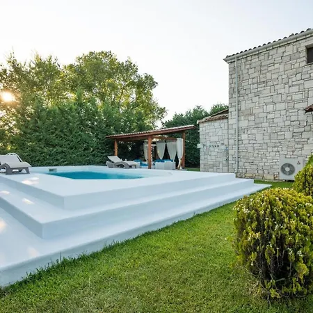 Aphrodite With Private Pool In Villa *