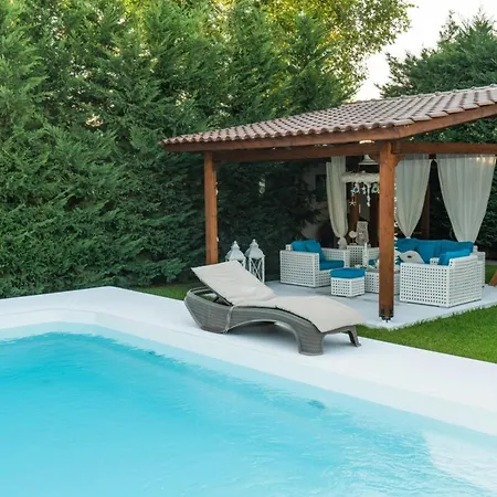 Aphrodite With Private Pool In Kamena Vourla