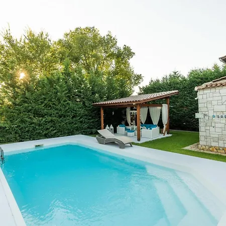 Aphrodite With Private Pool In * Kamena Vourla
